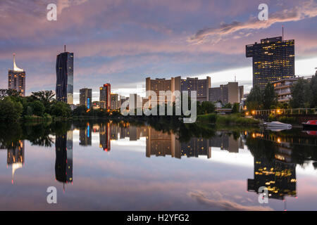 Wien, Wien: See Kaiserwasser, Hochhaus Neue Donau, DC Tower 1, Vienna International Centre (UN-Gebäude), IZD Tower (le Stockfoto