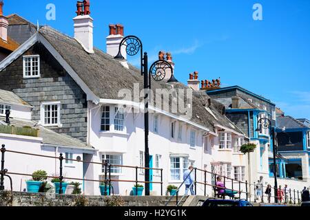 Gebäude entlang der Promenade mit Ammoniten geschmückt Straßenlaternen, Lyme Regis, Dorset, England, Vereinigtes Königreich, West-Europa. Stockfoto