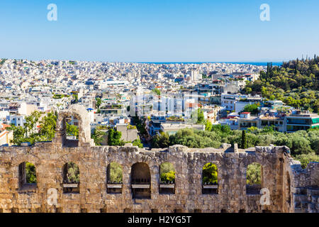 Auf der Suche hinter dem Odeon des Herodes Atticus, nach Süden in Richtung Ägäis über Athen, Griechenland Stockfoto