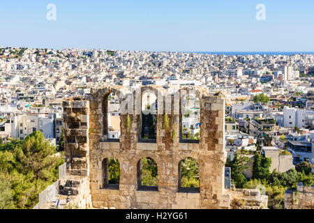 Mit Blick auf das Odeon des Herodes Atticus, nach Süden in Richtung Ägäis über Athen, Griechenland Stockfoto