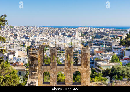 Mit Blick auf das Odeon des Herodes Atticus, nach Süden in Richtung Ägäis über Athen, Griechenland Stockfoto