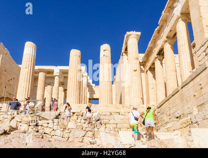 Touristen zu Fuß die Treppe hinauf zu den Propyläen, den großen Auftritt auf der Akropolis, Athen, Griechenland Stockfoto