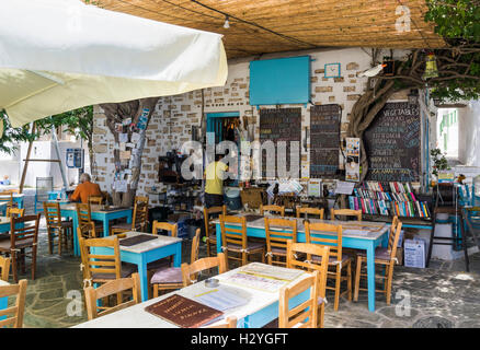 Eklektische Nicolas Ort Restaurant in der Chora Folegandros, Kykladen, Griechenland Stockfoto