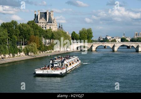 Sightseeing-Boot am Ufer, Louvre-Museum, Paris, Frankreich, Europa Stockfoto