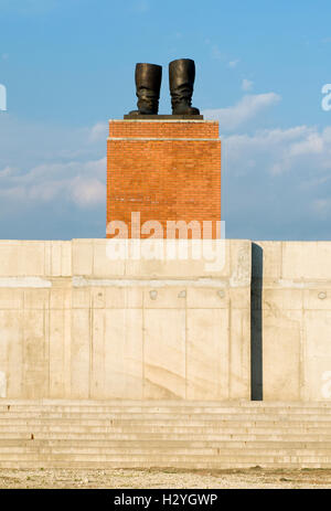 Stiefel-Bronzeskulptur von Ákos Eleőd auf Stalins Tribüne, Memento Park, Szoborpark, Budapest, Ungarn, Europa Stockfoto