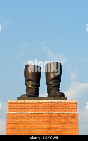 Stiefel-Bronzeskulptur von Ákos Eleőd auf Stalins Tribüne, Memento Park, Szoborpark, Budapest, Ungarn, Europa Stockfoto