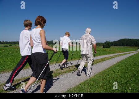 Jung und alt, Nordic Walking im Allgäu Stockfoto