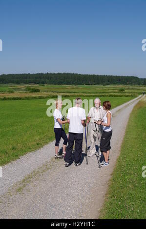 Jung und alt, Nordic Walking im Allgäu Stockfoto