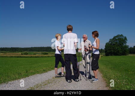 Jung und alt, Nordic Walking im Allgäu Stockfoto