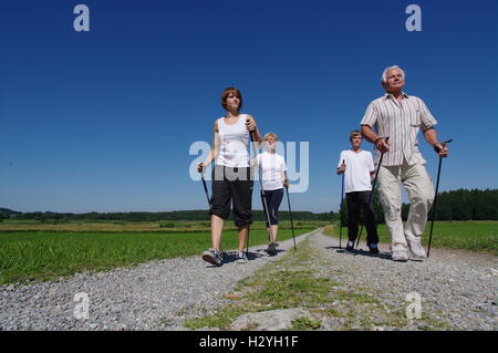 Jung und alt, Nordic Walking im Allgäu Stockfoto