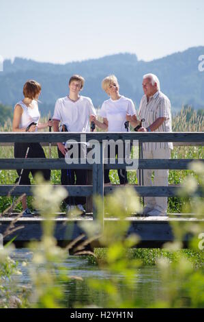Jung und alt, Nordic Walking im Allgäu Stockfoto