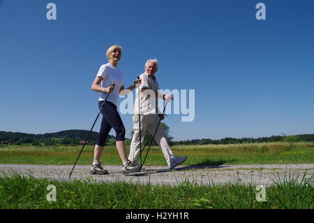 Jung und alt, Nordic Walking im Allgäu Stockfoto