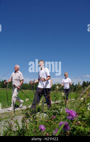 Jung und alt, Nordic Walking im Allgäu Stockfoto