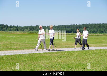 Jung und alt, Nordic Walking im Allgäu Stockfoto