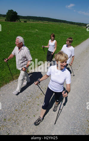 Jung und alt, Nordic Walking im Allgäu Stockfoto