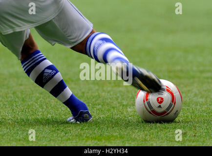 Schalke-Spieler treten eine Adidas-Liga-Ball "Torfabrik", Ziel-Fabrik, Liga Total Cup 2010, Liga total Cup-match zwischen FC Stockfoto