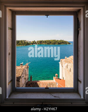Blick über Insel Katarina durch ein Fenster in die Altstadt von Rovinj, Istrien, Kroatien Stockfoto