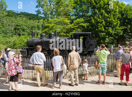 Touristen, die gerade des Plattenspielers auf den touristischen Zug de l'Ardèche trainieren, le Vieux Colombier – Saint-Barthélémy le Plain, Frankreich Stockfoto