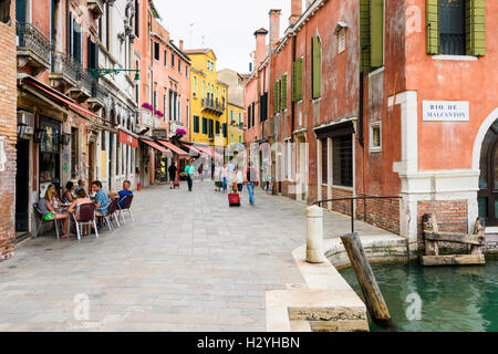 Venezianische Straße leben in der Gegend von Santa Croce entlang Salizada San Pantalon, Venedig, Italien Stockfoto