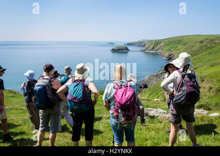 Ramblers Gruppe Wandern bei Sonnenschein auf Wales Coast Path um Porth Ysgo, Aberdaron, lleyn Halbinsel Llyn (Pen), Gwynedd, Wales, Großbritannien Stockfoto