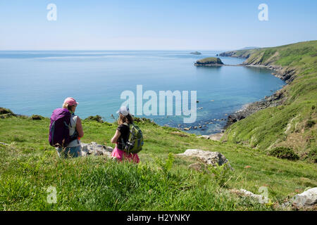 Weibliche Wanderer Wandern auf Wales Coast Path um Porth Ysgo, Aberdaron, Lleyn-Halbinsel (Stift Llyn), Gwynedd, Nordwales, UK Stockfoto