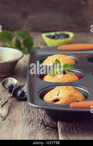 Muffins mit Heidelbeeren auf alten hölzernen Hintergrund Stockfoto