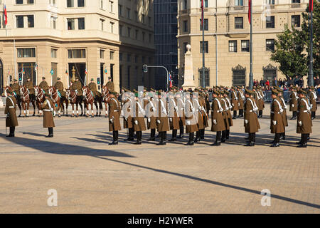 Carabineros paradieren als Bestandteil der Wechsel der Wachablösung am La Moneda in Santiago, Chile Stockfoto