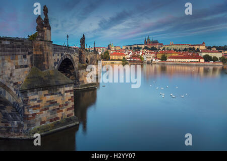 Prag bei Sonnenuntergang. Bild von Prag, der Hauptstadt Stadt der Tschechischen Republik und der Karlsbrücke, während des Sonnenuntergangs. Stockfoto