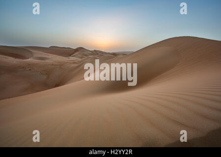 Sonnenuntergang über gewaltigen Sanddünen der Khali Wüste, auf großer Fläche in Vereinigte Arabische Emirate, Saudi-Arabien und Oman Stockfoto