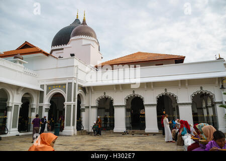 Menschen vor Kapitan Keling Moschee, George Town, Penang, Malaysia. Stockfoto