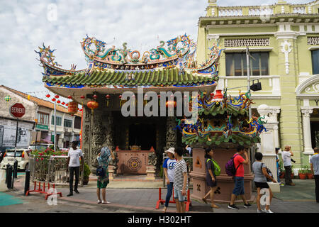 Touristen vor einem chinesischen Tempel, Choo Chay Keong Tempel in George Town, Penang, Malaysia Stockfoto