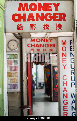 Penang, Malaysia - ca. September 2016: Geldwechsler, Wechselstube, Schild in George Town, Penang, Malaysia. Stockfoto