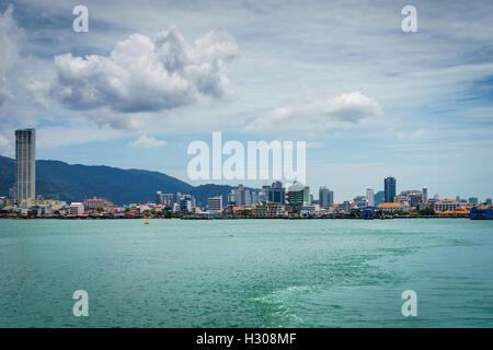 Penang, Malaysia - ca. September 2016: Ansicht von George Town, Penang, Malaysia von der Fähre nach Butterworth. Stockfoto