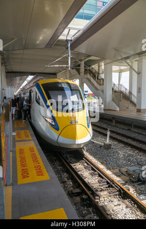 Penang, Malaysia - ca. September 2016: KTM ETS Zug in Penang, Malaysia. Stockfoto