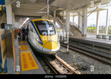 Penang, Malaysia - ca. September 2016: KTM ETS Zug in Penang, Malaysia. Stockfoto