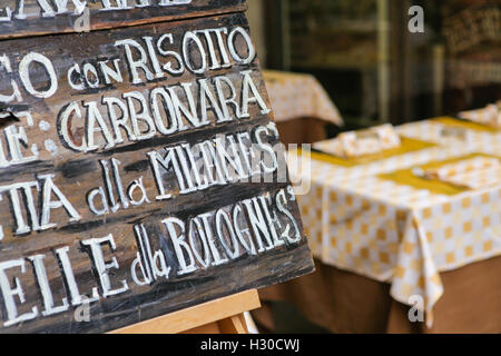 Italienisches Restaurant mit Tafel Menü Stockfoto