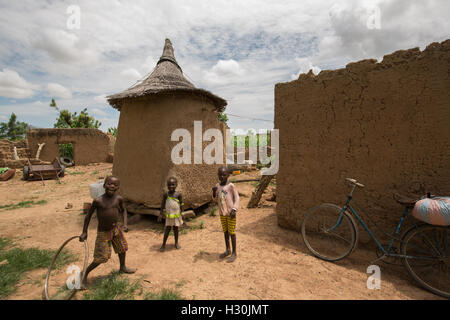 Traditionelle Schlamm und Grass Häuser in Réo in Burkina Faso, Westafrika. Stockfoto