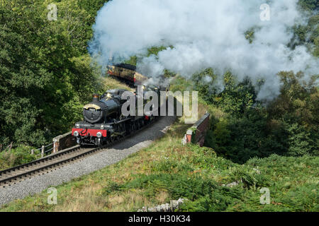 Manor 7822 Foxcote Manor und 2807 bei Darnholme auf die NYMR doppelte Richtung einen Zug auf der Herbst-Gala. Stockfoto