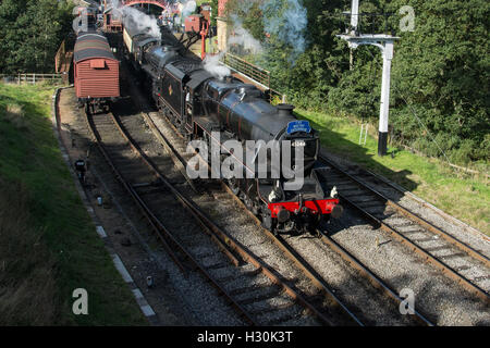 Schwarz 5 45428 (als 45344) und B1 61264 in Goathland auf der North Yorkshire Moors Railway.Welsh Dampf-Gala. Stockfoto