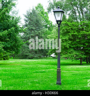 Outdoor-Taschenlampe in einem Sommerpark. Stockfoto