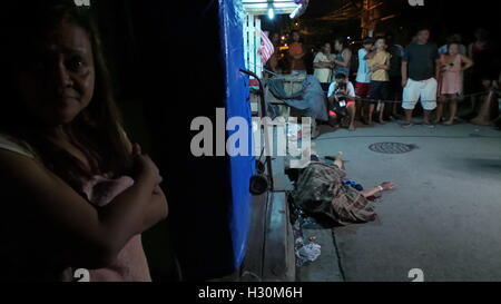 Pasay, Philippinen. 2. Oktober 2016. (Anmerkung des Herausgebers: Bild zeigt Tod) Ein Drogenkonsument wurde in Don Carlos St., Brgy erschossen. 189, Pasay Stadt bei ca. 01:30. Die Szene wurde ein Medienereignis Raserei für lokale und ausländische Presse, versuchen, die Kugel auf die Massenhinrichtungen von Reiten-in-Tandem Duo/Vigilante Gruppe getan. Bildnachweis: Sherbien Dacalanio/Pacific Press/Alamy Live-Nachrichten Stockfoto