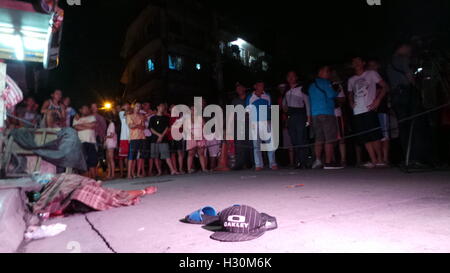 Pasay, Philippinen. 2. Oktober 2016. (Anmerkung des Herausgebers: Bild zeigt Tod) Ein Drogenkonsument wurde in Don Carlos St., Brgy erschossen. 189, Pasay Stadt bei ca. 01:30. Die Szene wurde ein Medienereignis Raserei für lokale und ausländische Presse, versuchen, die Kugel auf die Massenhinrichtungen von Reiten-in-Tandem Duo/Vigilante Gruppe getan. Bildnachweis: Sherbien Dacalanio/Pacific Press/Alamy Live-Nachrichten Stockfoto