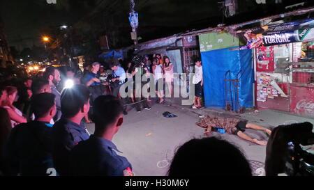 Pasay, Philippinen. 2. Oktober 2016. (Anmerkung des Herausgebers: Bild zeigt Tod) Ein Drogenkonsument wurde in Don Carlos St., Brgy erschossen. 189, Pasay Stadt bei ca. 01:30. Die Szene wurde ein Medienereignis Raserei für lokale und ausländische Presse, versuchen, die Kugel auf die Massenhinrichtungen von Reiten-in-Tandem Duo/Vigilante Gruppe getan. Bildnachweis: Sherbien Dacalanio/Pacific Press/Alamy Live-Nachrichten Stockfoto