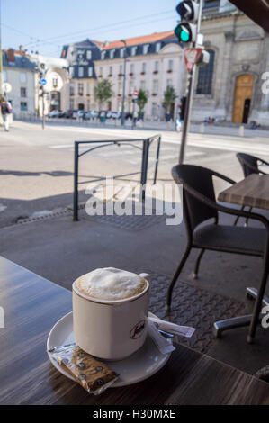 Eine Tasse Segafredo Café au Lait und ein schön wenig Biskuit, rote Ecke Bistro, Nancy, Meurthe-et-Moselle, (Grand Est), Frankreich Stockfoto