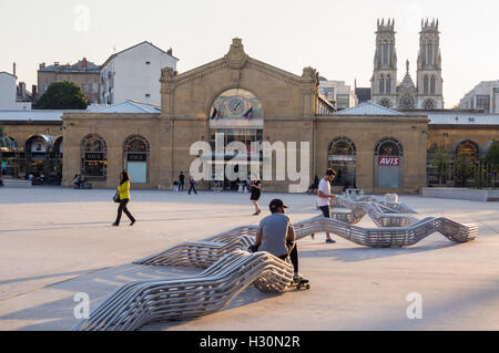 Edelstahl-Skulptur, Thiers Platz vor dem Bahnhof, Kirche von St. Léon, Nancy, Meurthe-et-Moselle, Frankreich Stockfoto