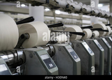 Baumwolle Spulen im Inneren Baumwollspinnerei Multan Pakistan Stockfoto