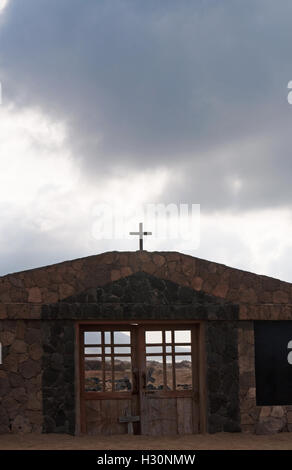 Fuerteventura: bewölkten Tag und das Tor der Marine Friedhof am Strand von Playa de Cofete, wo die Einheimischen, Vagabunden begraben sind und ertrinken Opfer Stockfoto