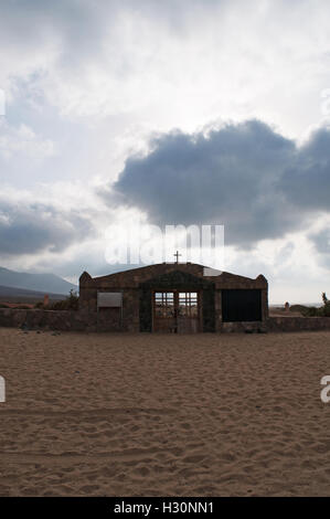 Fuerteventura: bewölkten Tag und das Tor der Marine Friedhof am Strand von Playa de Cofete, wo die Einheimischen, Vagabunden begraben sind und ertrinken Opfer Stockfoto