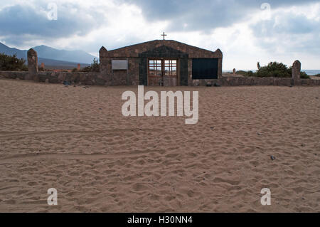 Fuerteventura: bewölkten Tag und das Tor der Marine Friedhof am Strand von Playa de Cofete, wo die Einheimischen, Vagabunden begraben sind und ertrinken Opfer Stockfoto