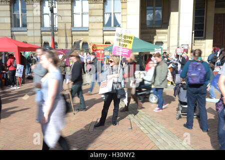 Demonstranten versammeln sich an einer Demonstration gegen Sparpolitik außerhalb der Parteitag der Konservativen in Birmingham. Stockfoto